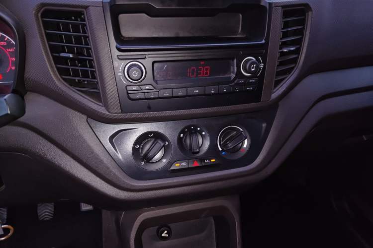 Used Wuling Hongguang V 2022 1.5L Jingqu Edition Electric-Assist LAR Audio And AC Panel