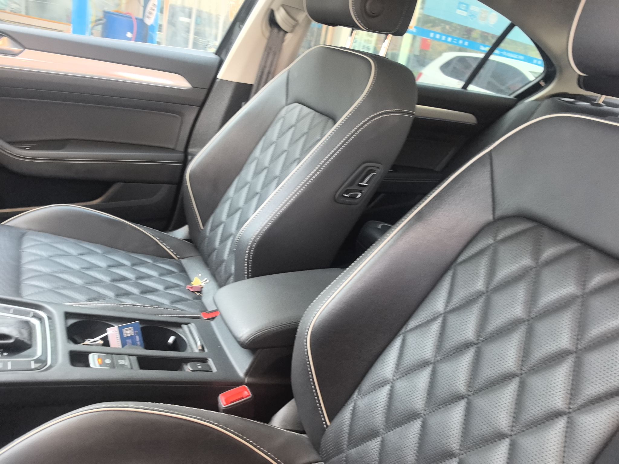 Переднее сиденье в автомобиле