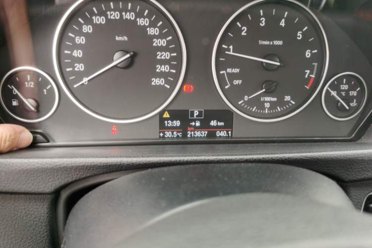 Used BMW 3 Series 2014 320Li Fashion Model Odometer Close Up
