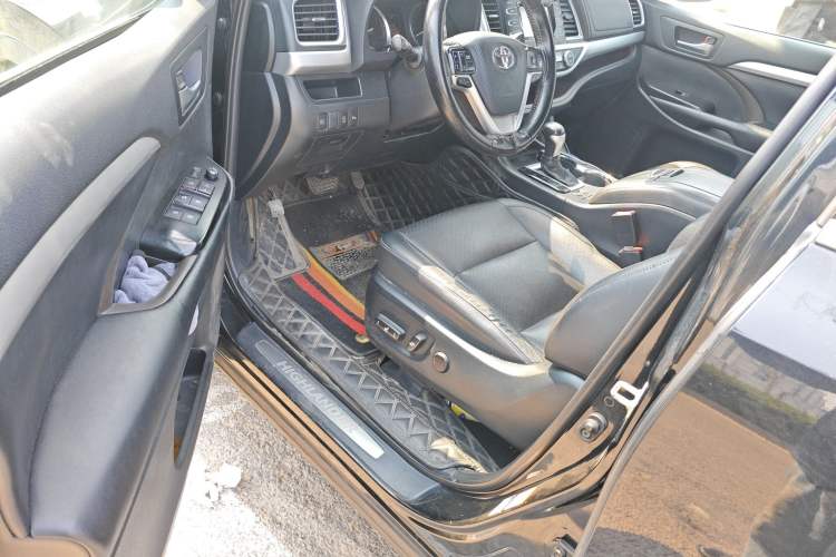 Used Toyota Highlander 2018 2.0T Four-Wheel Drive Luxury Version 7 Seats China VI Standard Driver Seat