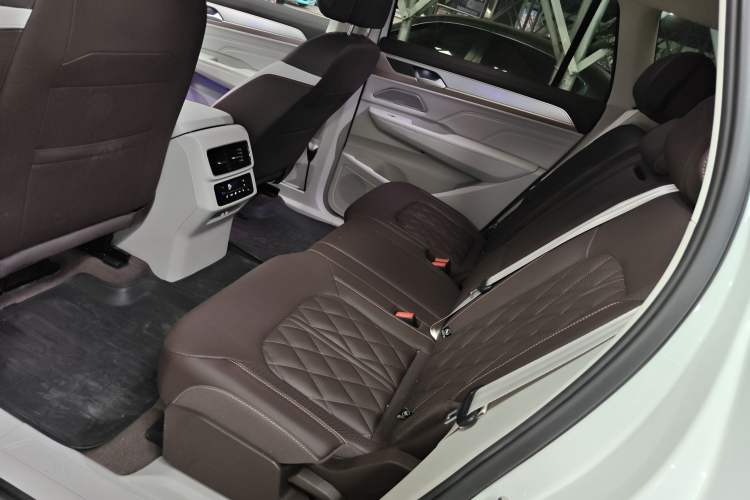 Used Volkswagen Tavendor 2023 380TSI All-Wheel Drive R-Line Journey Edition
