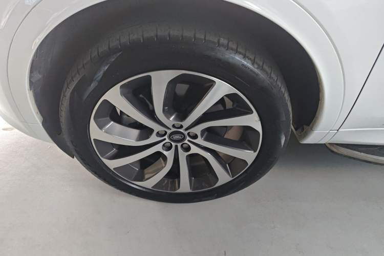 Used Land Rover Discovery Sport 2022 249 PS Metropolitan Edition 5 Seats Left Front Wheel Hub