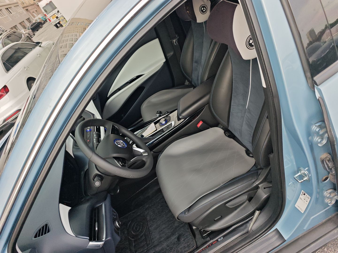 المقاعد الأمامية داخل السيارة