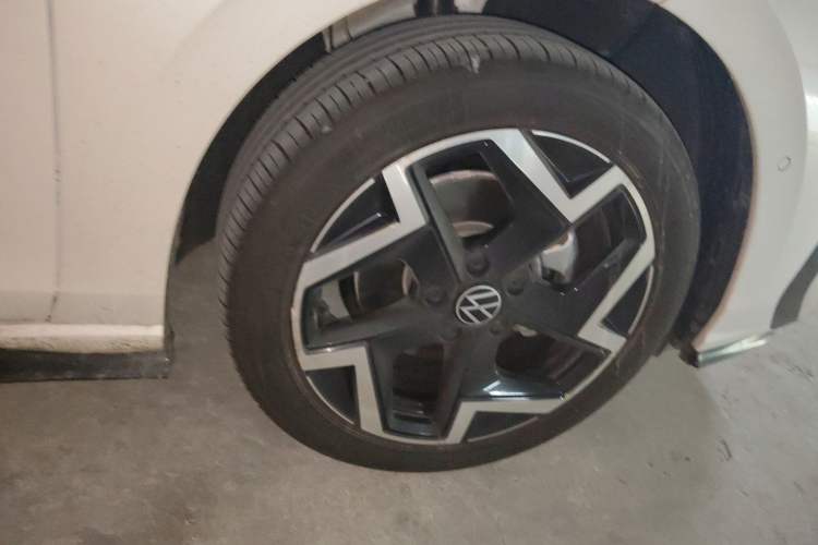 Used Volkswagen Golf 2025 Facelift 300TSI R-Line Right Front Wheel Hub