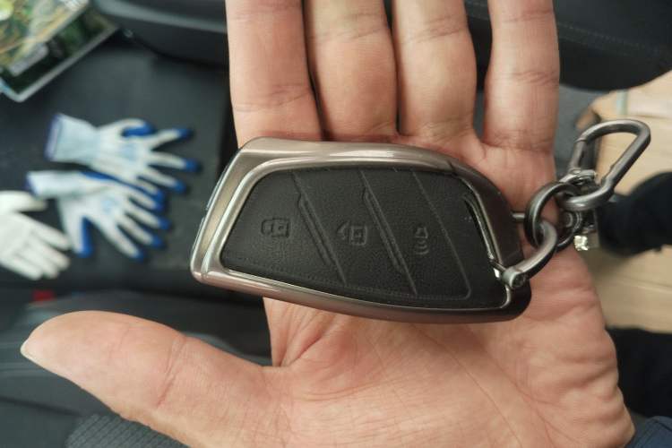 Used SAIC MAXUS Xintu V90 2024 ZhiJie 2.0T Automatic Front-Drive Long-Wheelbase High-Roof Model with Single Rear Tire 6/7 Seats