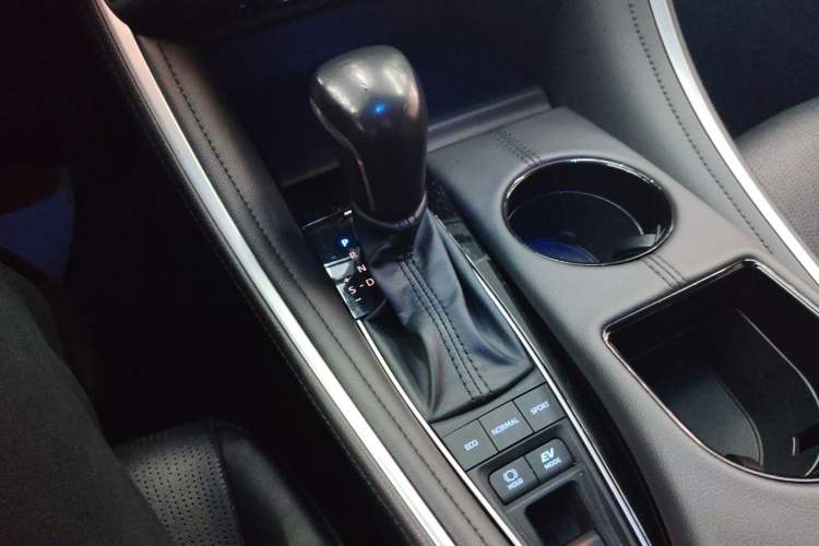 Used Toyota Avalon 2023 Dual-Engine 2.5L Luxury Edition Gear Lever