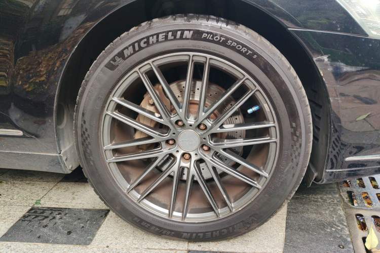 Used Mercedes-Benz S-Class 2012 S 350 L Grand Edition Right Front Wheel Hub