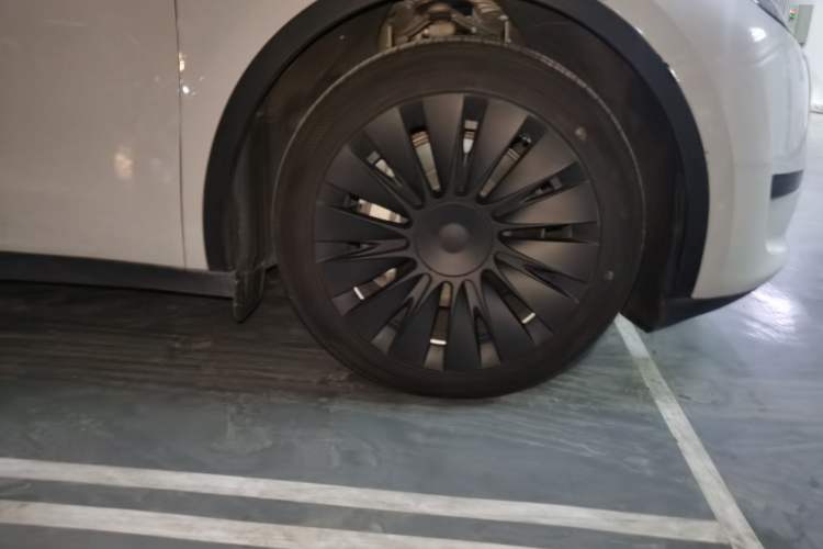 Used Tesla Model Y 2023 Rear-Wheel-Drive Version Right Front Wheel Hub