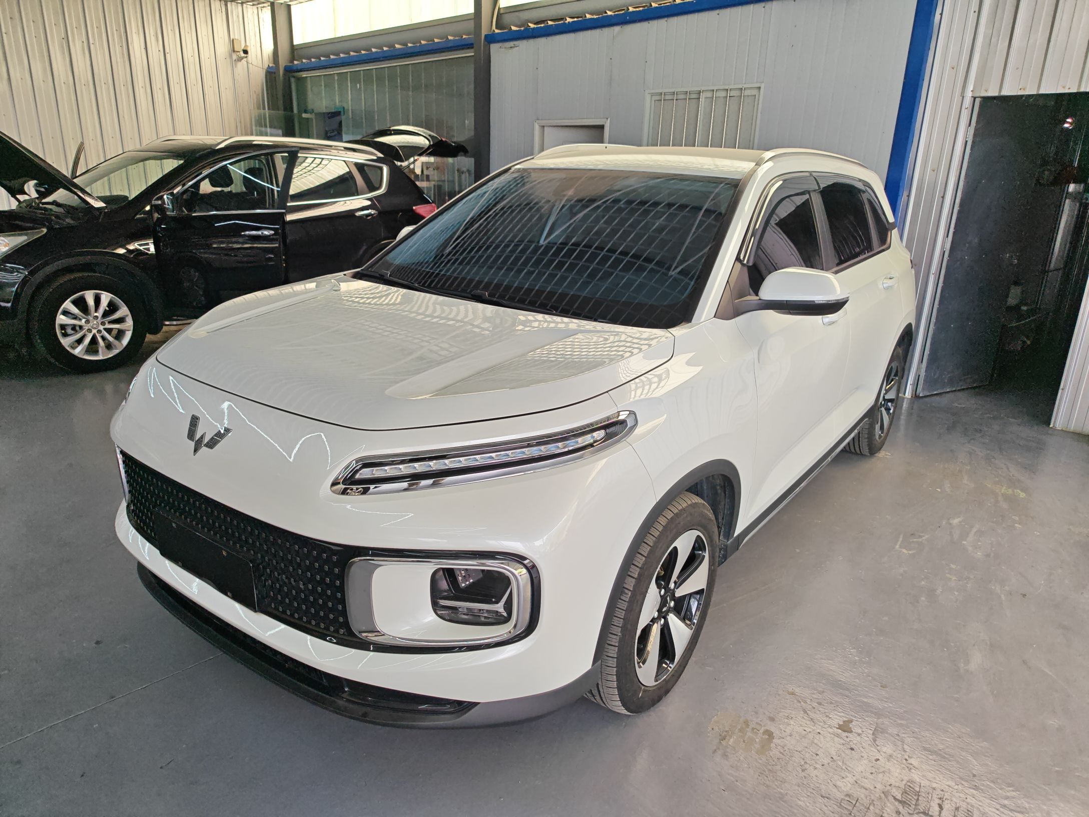 Под передней частью автомобиля