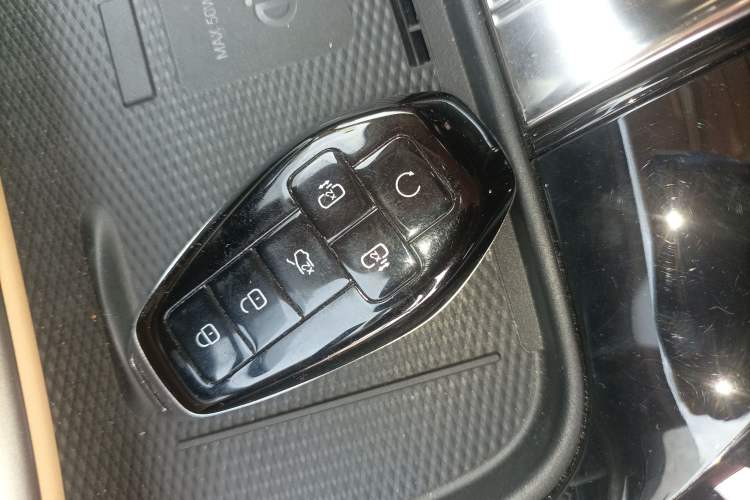 Used Denza D9 2025 DM-i Smart Drive 1020 Four-Wheel Drive Deluxe Model
