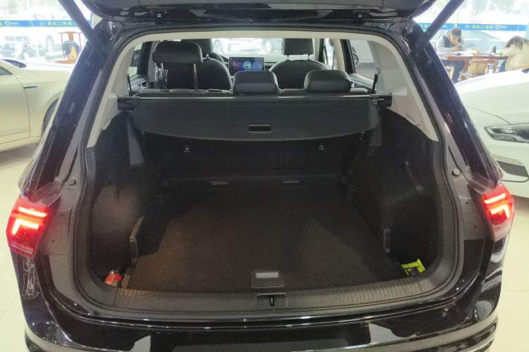 Used Volkswagen Tiguan L 2023 330TSI Automatic Two-Wheel Drive R-Line Enjoyment Edition Trunk