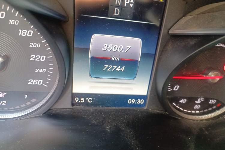 Used Mercedes-Benz GLC 2019 GLC 260 L 4MATIC Dynamic Model Odometer Close Up