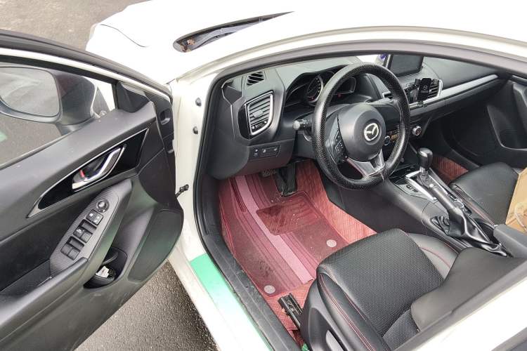 Used Mazda 3 Axela 2016 Sedan 1.5L Automatic Luxury Model
