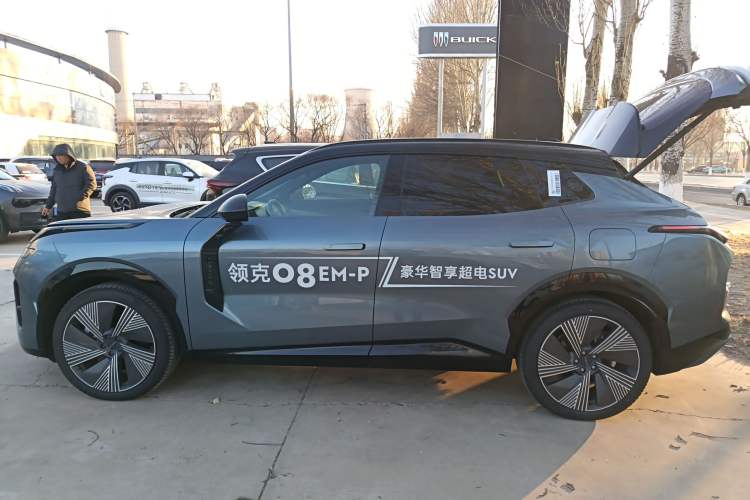 Used Lynk & Co 08 EM-P 2025 220 km All-Wheel-Drive Performance Halo
