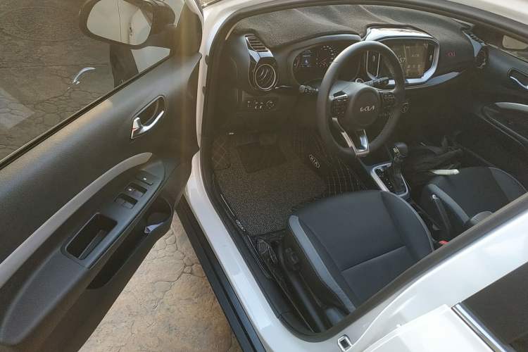 Used Kia kx1 Stonic 2021 1.4L CVT Sunroof Model
