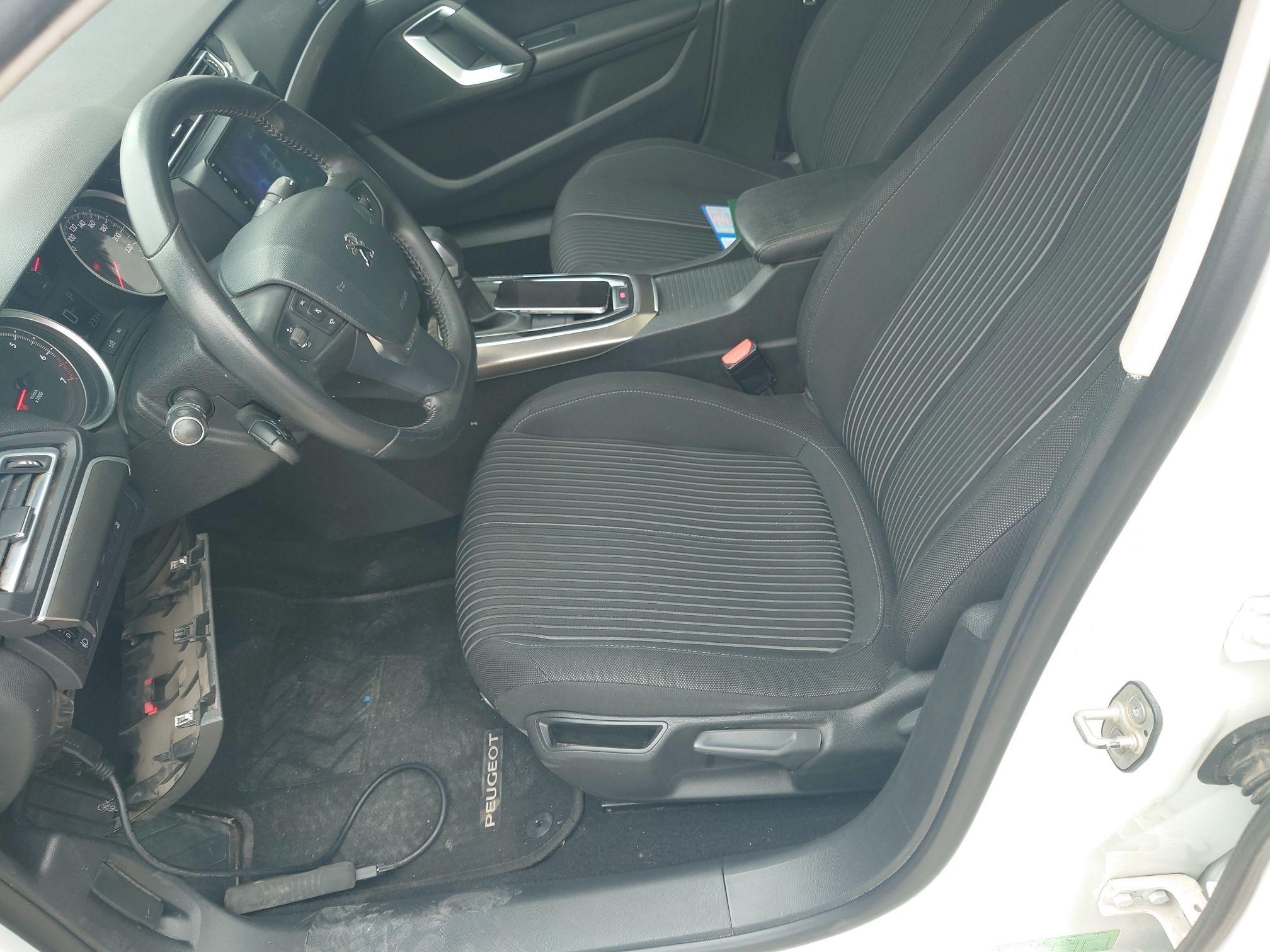 Переднее сиденье в автомобиле