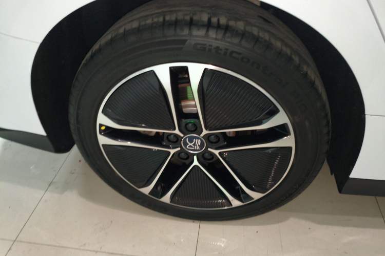 Used BYD Han 2023 EV Champion Edition 605KM Front-Drive Premium Model Right Rear Wheel Hub