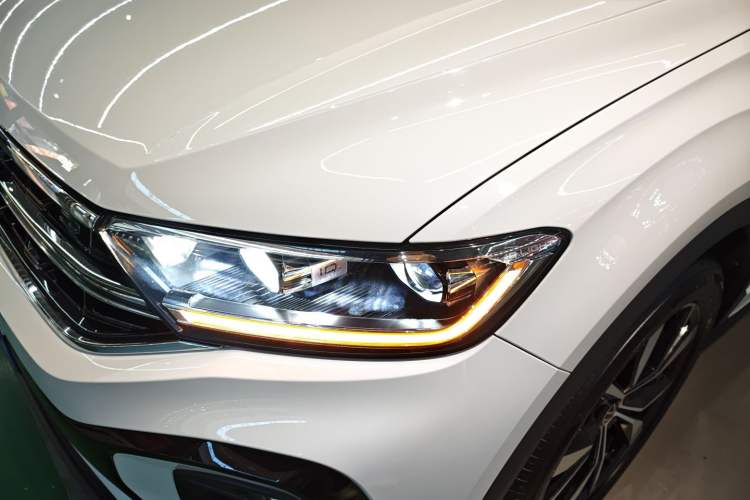 Used Volkswagen T-ROC 2024 300TSI DSG Two-Wheel-Drive Chen Guang Edition
