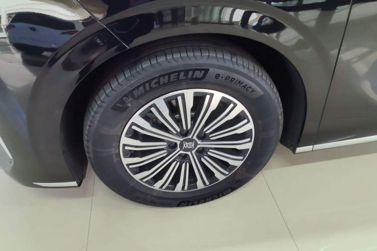Used BYD Xia 2025 DM-i 1.5T 180km Beyond Edition Left Front Wheel Hub