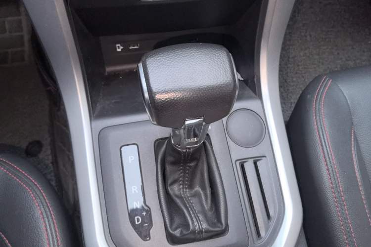 Used SAIC MAXUS T60 2017 2.0T Gasoline Automatic Two-Wheel Drive High-Ride Comfort-Grade Standard Cabin
