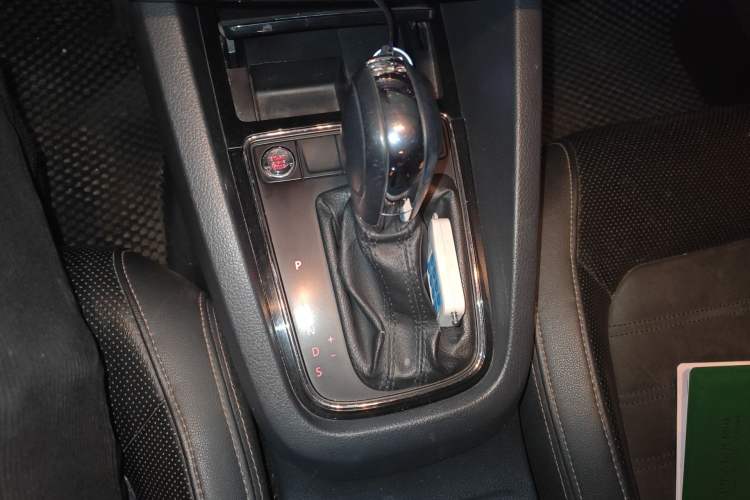 Used Volkswagen Sagitar 2015 230TSI Automatic Luxury Model Gear Lever