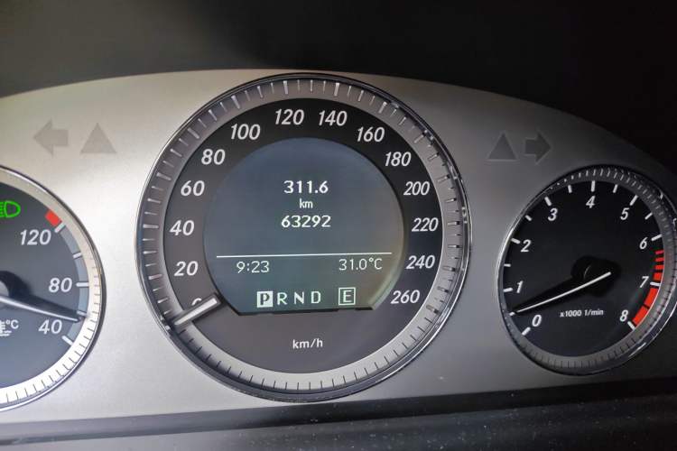 Used Mercedes-Benz GLK-Class 2011 GLK 300 4MATIC Dynamic Model Odometer Close Up