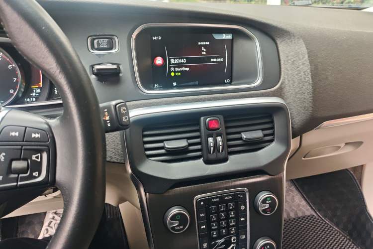 Used Volvo V40 2016 T4 Smart Luxury Edition
