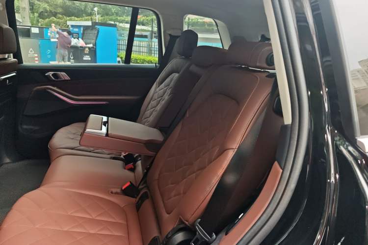 Used BMW X7 2023 xDrive40i Luxury Package with Leading Features Left Rear Seat