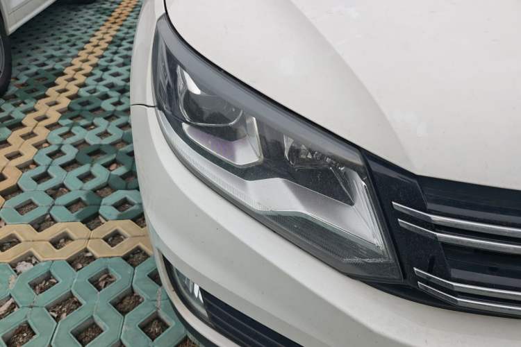 Used Volkswagen Tiguan 2015 1.8TSI Automatic Two-Wheel Drive Luxury Model Right Front Headlight