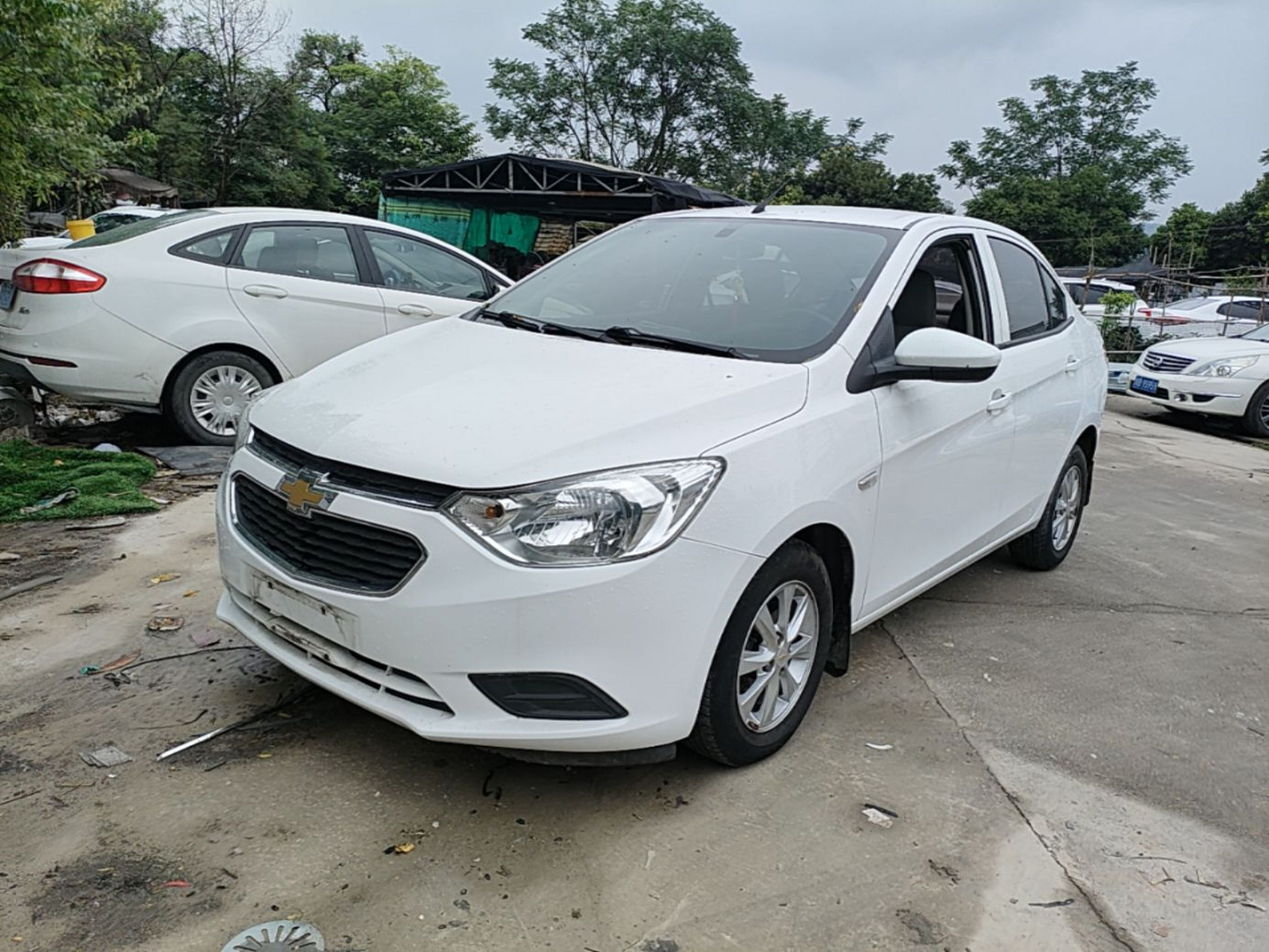 Sob a frente do carro