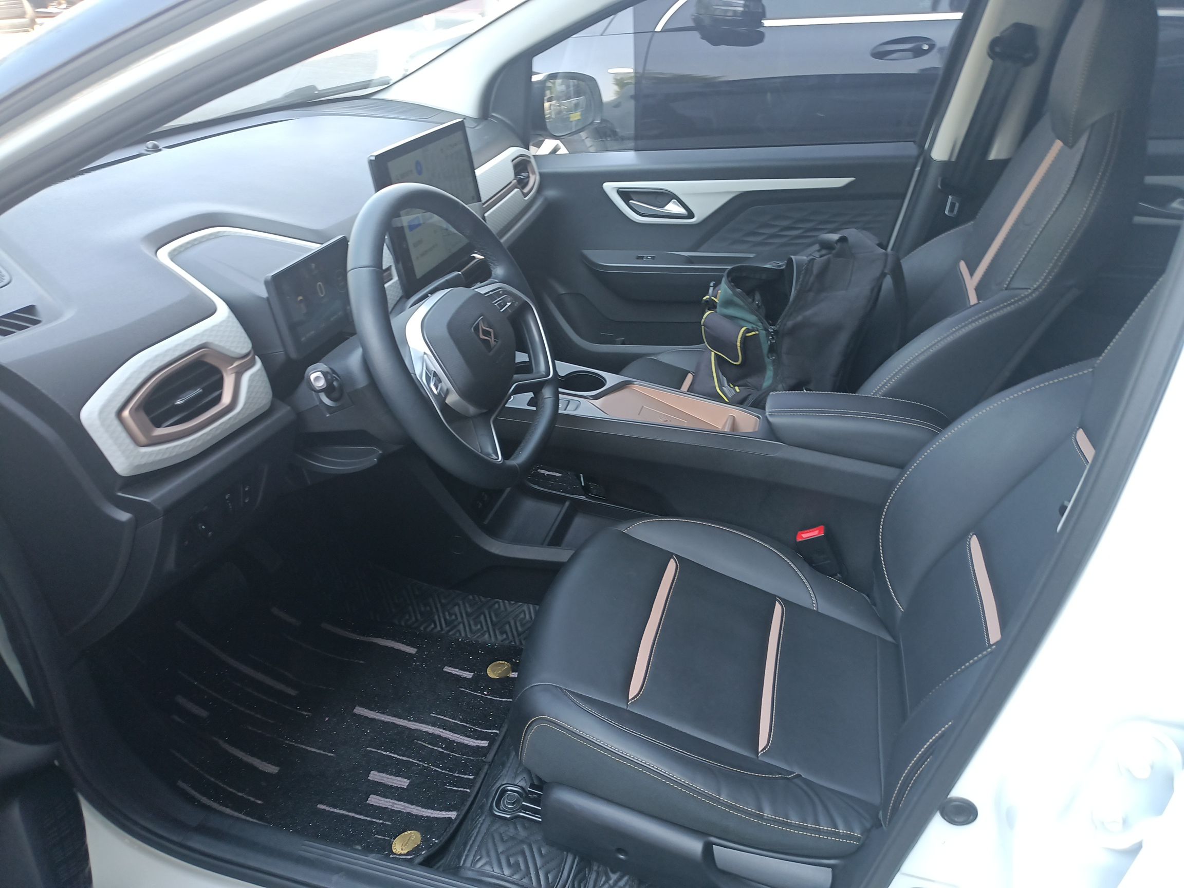 المقاعد الأمامية داخل السيارة