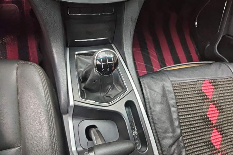 Used JMC Yusheng S350 2013 2.4T Manual Two-Wheel Drive Diesel Luxury 7-Seater Gear Lever