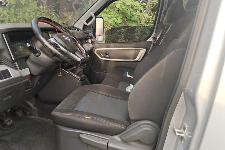 Used Dongfeng Yufeng 2023 V9+ 2.3T Manual Front-Drive Van Long Wheelbase High Roof 3-Seater
