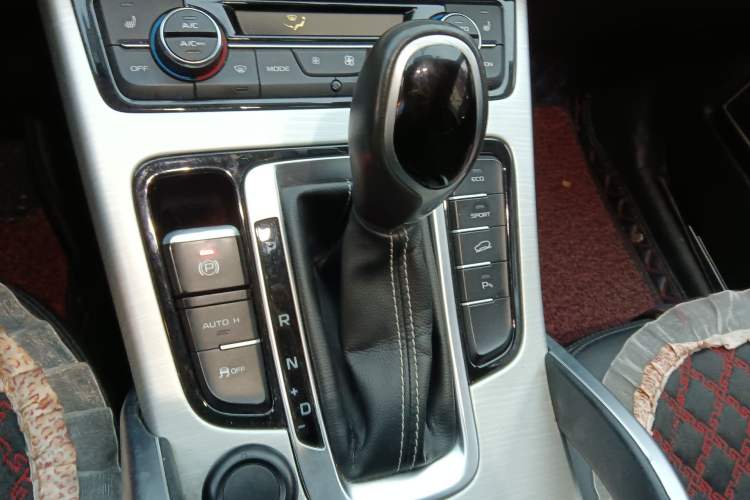 Used Geely Auto Emgrand X7 Sport 2018 1.8TD Automatic Two-Wheel Drive ZhiZun Model with 4G Connectivity Gear Lever