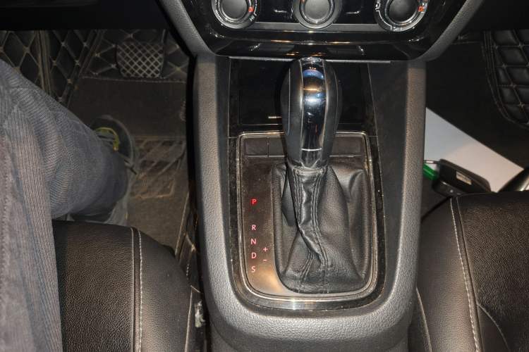Used Volkswagen Sagitar 2015 1.6L Automatic Comfort Model Gear Lever
