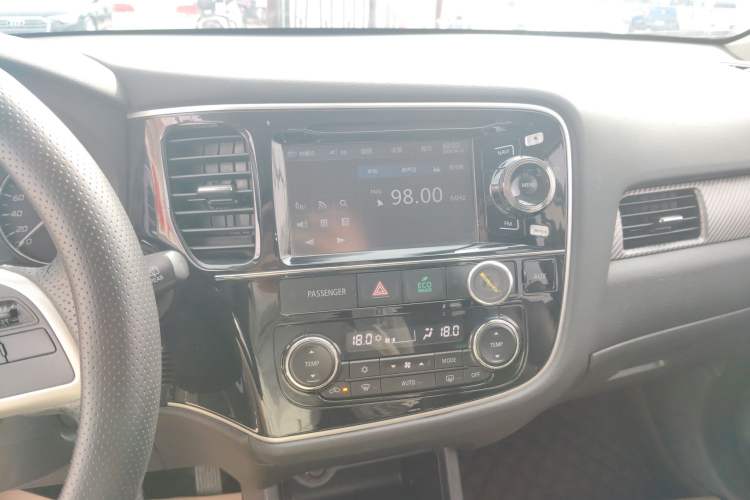 Used Mitsubishi Outlander 2014 2.4L 4x4 Deluxe Value Edition 5 Seats Audio And AC Panel