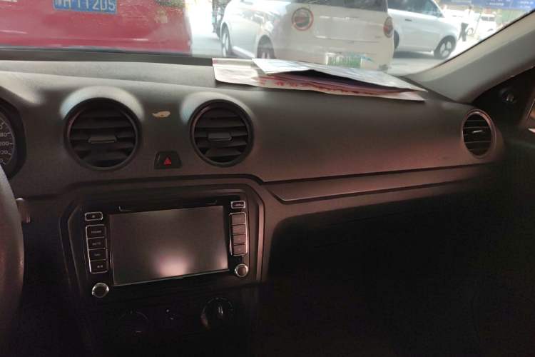 Used Volkswagen Jetta 2013 1.6L Manual Fashion Edition Audio And AC Panel