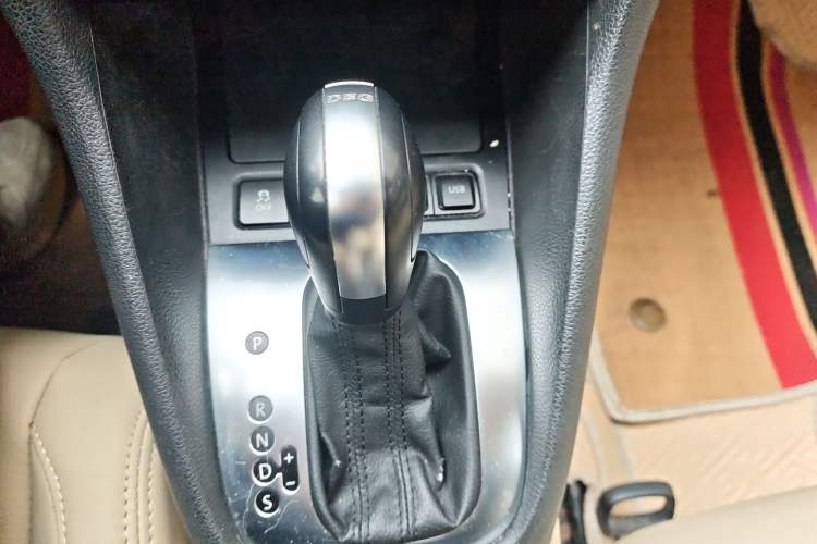 Used Volkswagen Golf 2010 1.6 Automatic Comfort Edition Gear Lever