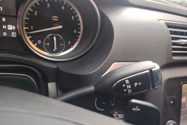 Used Mercedes-Benz R-Class 2014 R 320 4MATIC Business Model Gear Lever