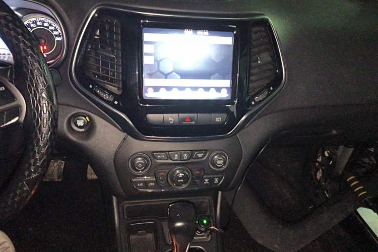 Used Jeep Cherokee 2019 2.0T Two-Wheel Drive Smart Enjoyment Version China VI
