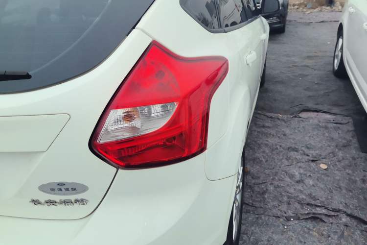 Used Ford Focus 2015 Hatchback 1.6L Manual Fashion Edition
