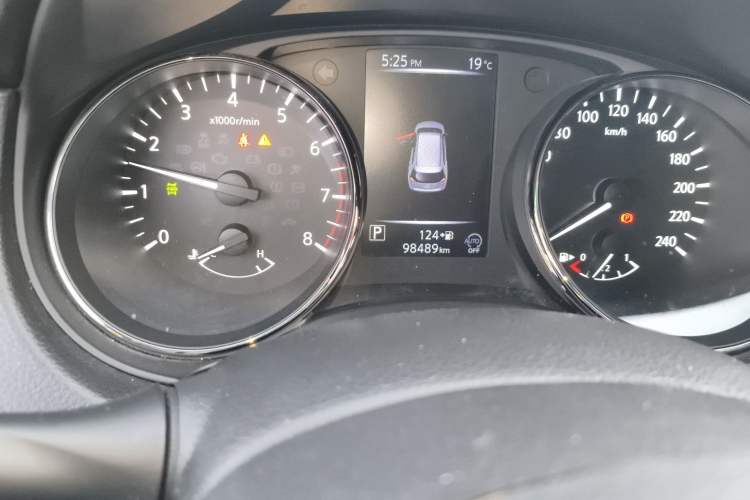 Used Nissan X-Trail 2017 2.5L CVT Luxury Edition 4WD Odometer Close Up