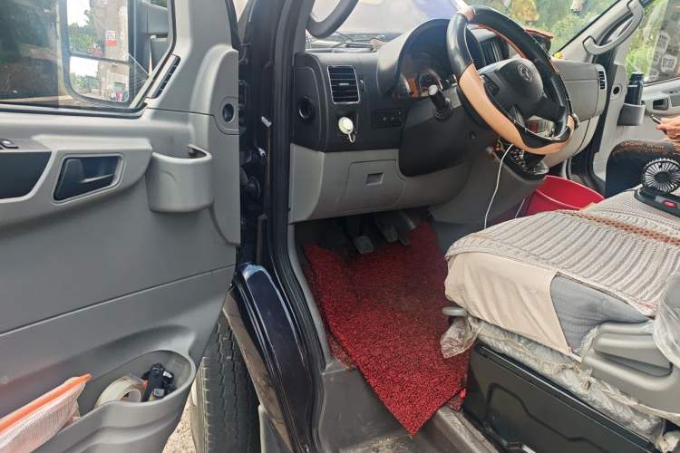 Used Dongfeng Yufeng 2020 2.3T Economy Logistics Vehicle Long Wheelbase Mid-Roof Design 5-9 Seater WP2.3
