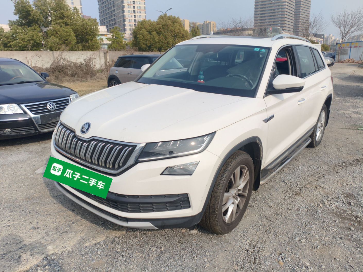 Под передней частью автомобиля