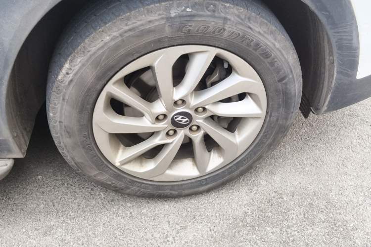 Used Hyundai Tucson 2018 1.6T Dual-Clutch Two-Wheel Drive 15th Anniversary Special Edition Right Front Wheel Hub
