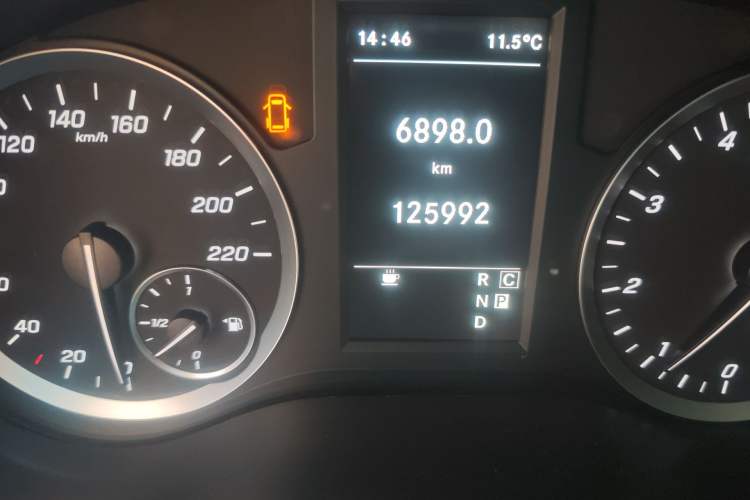 Used Mercedes-Benz Vito 2021 2.0T Elite Version 7 Seats Odometer Close Up