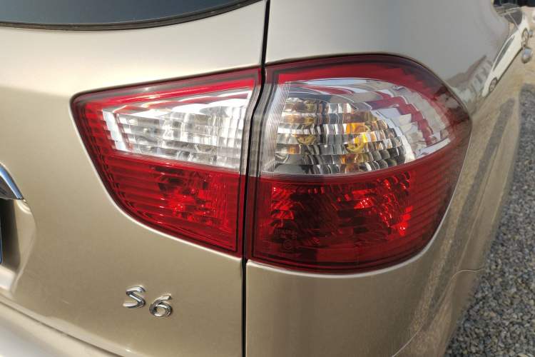 Used BYD S6 2014 2.0L Manual Luxury 5-Seater