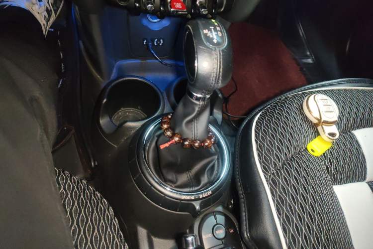 Used MINI 2015 1.5T COOPER Fun Five-Door Edition Gear Lever