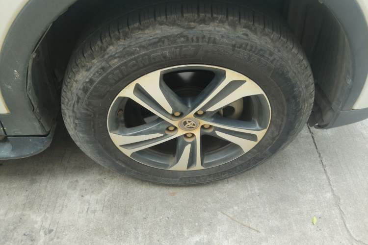 Used Toyota RAV4 2015 2.0L CVT Two-Wheel Drive Fashion Edition
