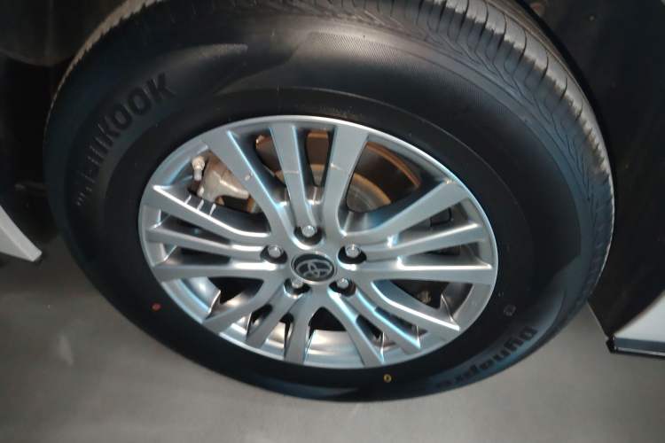 Used Toyota SIENNA 2021 2.5L Hybrid Luxury Edition Right Rear Wheel Hub